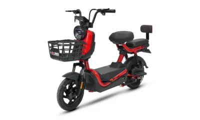 Skuter listrik merah-hitam-sudut-depan-tampilan samping-depan-dengan-keranjang-penyimpanan